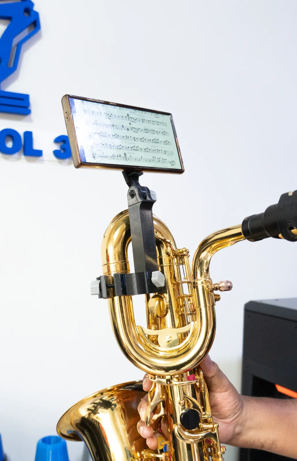 Soporte de celular para saxofón barítono